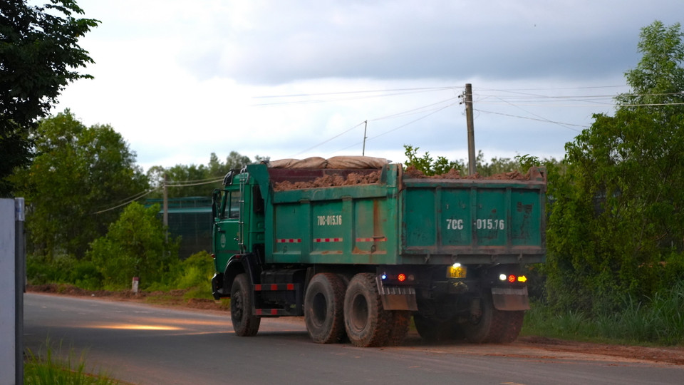 Xe chở đất không thực hiện che chắn lưu thông trên đường DT788, ấp Tua 2, xã Đồng Khởi, huyện Châu Thành, tỉnh Tây Ninh. (Ảnh: Minh Phú/TTXVN)