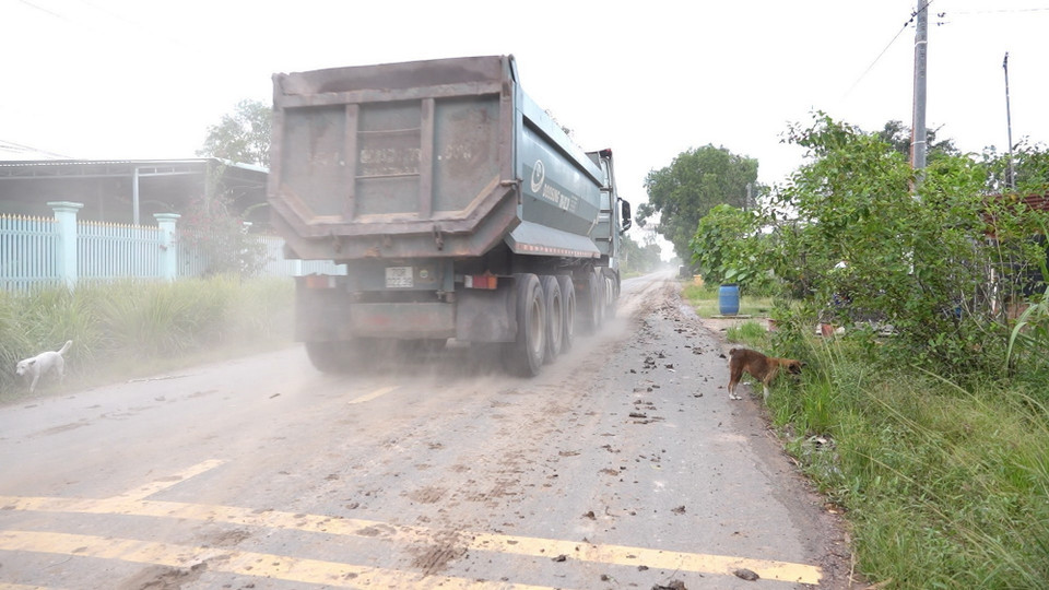 Xe tải nặng chở đất gây ô nhiễm môi trường tại xã Hoà Hiệp, huyện Tân Biên, tỉnh Tây Ninh. (Ảnh: Minh Phú/TTXVN)