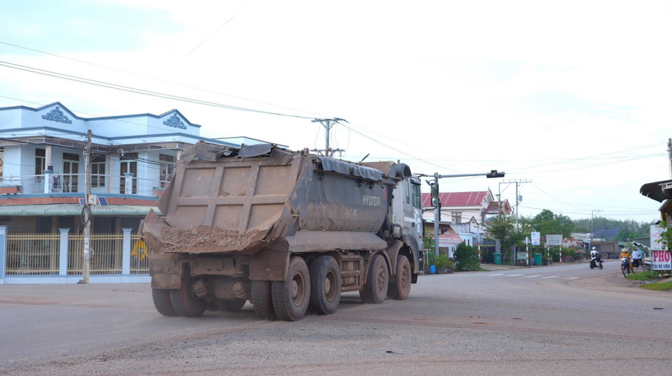 Xe chở đất, cát che chắn sơ sài, làm rơi vãi đất, cát xuống mặt đường gây mất an toàn giao thông trên đường DT788, xã Hòa Hiệp, huyện Tân Biên, tỉnh Tây Ninh. (Ảnh: Minh Phú/TTXVN)