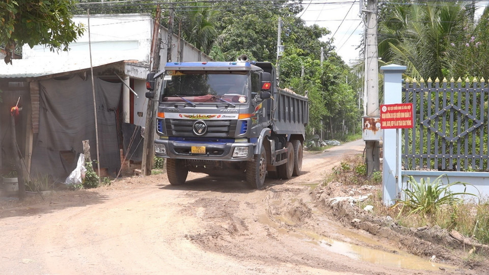 Xe tải chở đất gây hư hỏng đường giao thông tại xã Hoà Hiệp, huyện Tân Biên, tỉnh Tây Ninh. (Ảnh: Minh Phú/TTXVN)