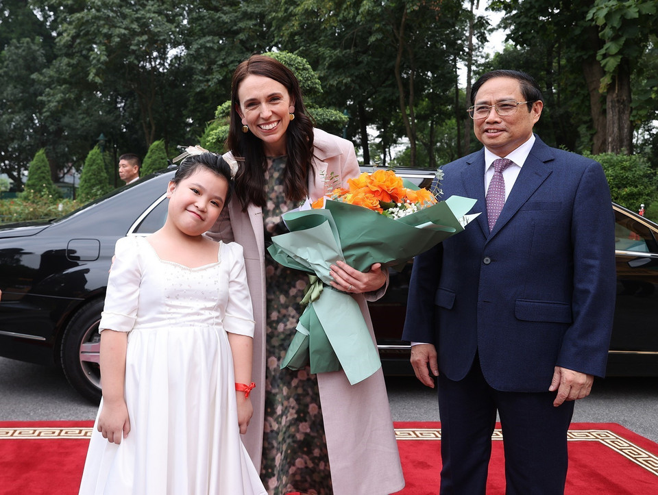 Thiếu nhi Thủ đô Hà Nội tặng hoa Thủ tướng New Zealand Jacinda Ardern. (Ảnh: Dương Giang/TTXVN)