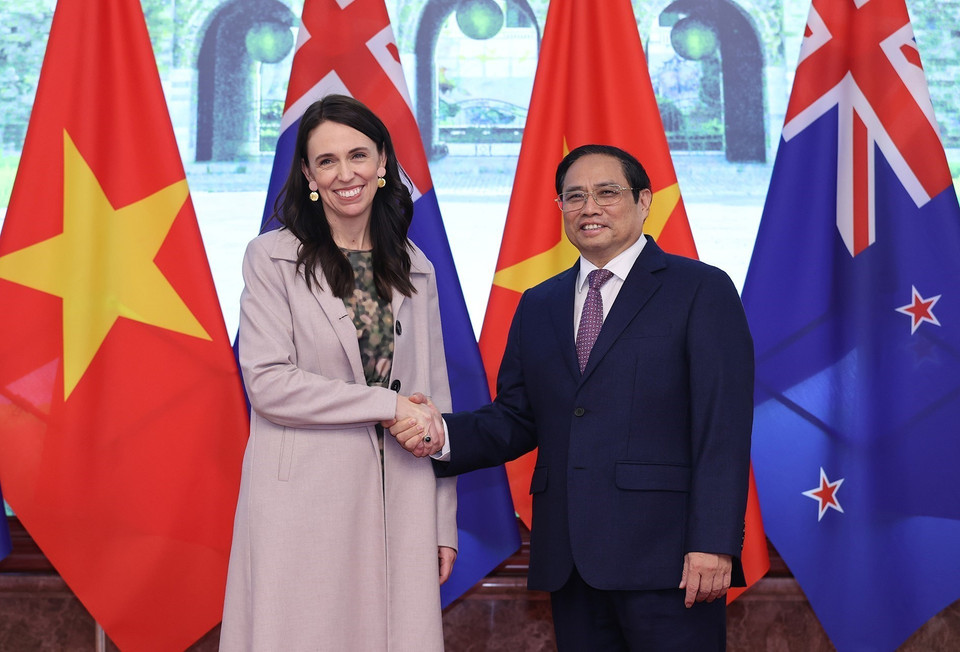 Thủ tướng Phạm Minh Chính và Thủ tướng New Zealand Jacinda Ardern. (Ảnh: Dương Giang/TTXVN)