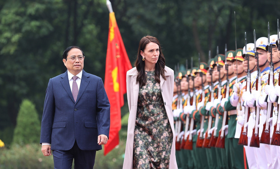 Thủ tướng Phạm Minh Chính và Thủ tướng New Zealand Jacinda Ardern duyệt đội Danh dự Quân đội nhân dân Việt Nam. (Ảnh: Dương Giang/TTXVN)