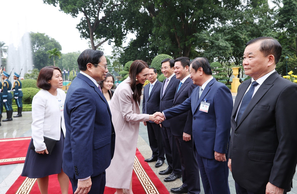 Thủ tướng Phạm Minh Chính giới thiệu với Thủ tướng New Zealand Jacinda Ardern thành viên đoàn Việt Nam. (Ảnh: Dương Giang/TTXVN)
