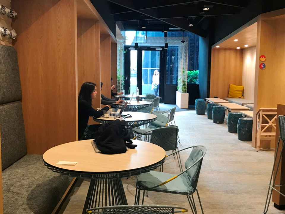 Nhân viên và lãnh đạo có thể làm việc tại mọi vị trí, mọi thời điểm trong không gian chung, ổ cắm, đường truyền Internet, sóng wifi được bố trí khắp nơi và không phân biệt chức vụ. (Ảnh: PV/Vietnam+)