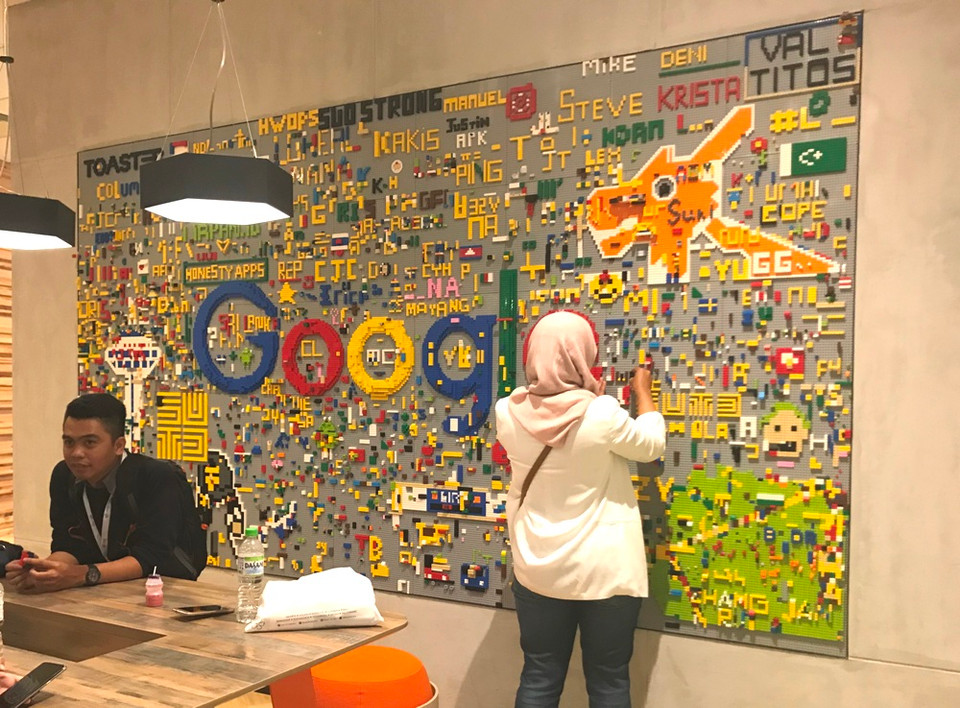 Một nhà báo đến từ Malaysia ghi lại dấu ấn theo cách 'đặc biệt' khi ghé thăm văn phòng Google tại Singapore. (Ảnh: PV/Vietnam+)