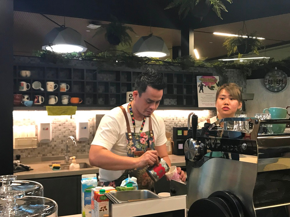 Chuyên gia pha càphê chiết xuất lạnh có hương vị đặc biệt thơm ngon tại văn phòng Google. (Ảnh: PV/Vietnam+)