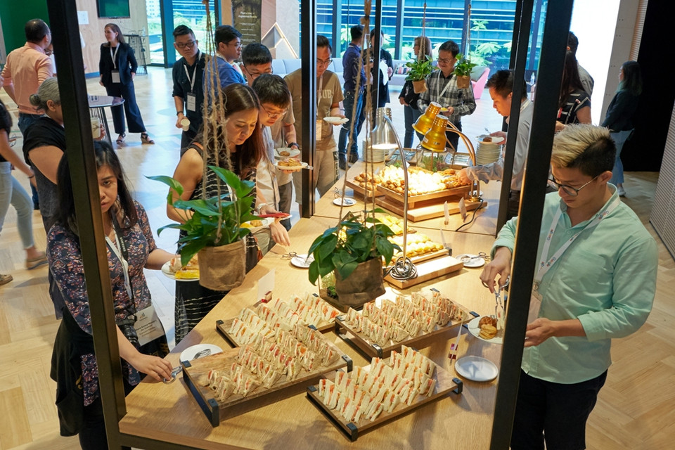 Không gian ăn uống được sắp xếp khắp nơi trong tòa nhà, Google có câu nói vui 'thức ăn không để xa nhân viên quá 3 mét.' (Ảnh: PV/Vietnam+)