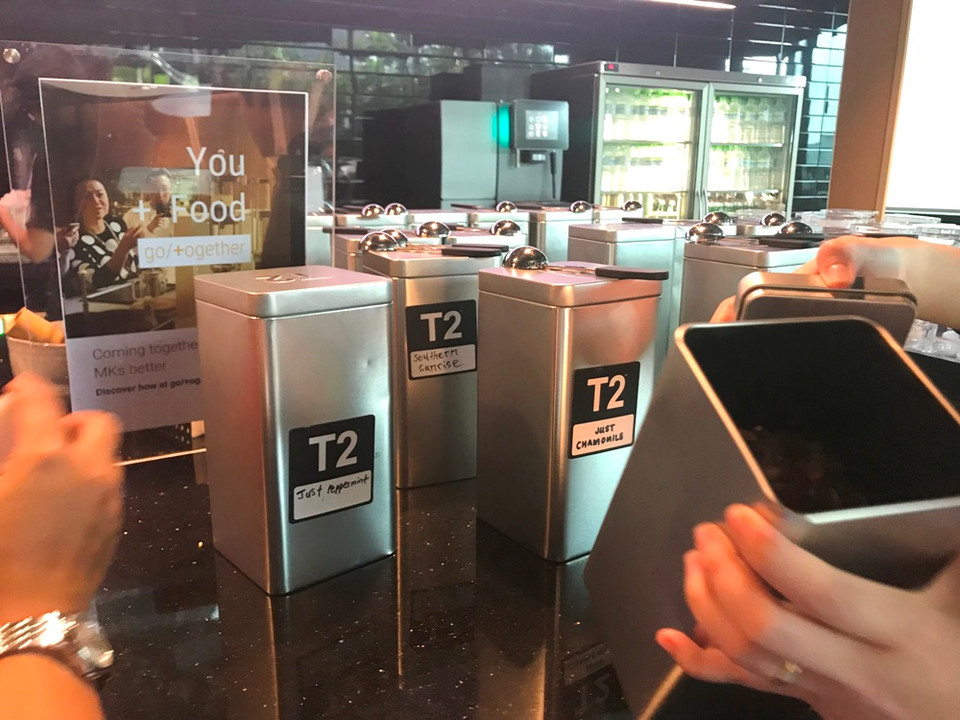 Nhân viên Google có thế thưởng trà và thức uống thảo mộc đủ hương vị đến từ nhiều quốc gia. (Ảnh: PV/Vietnam+)