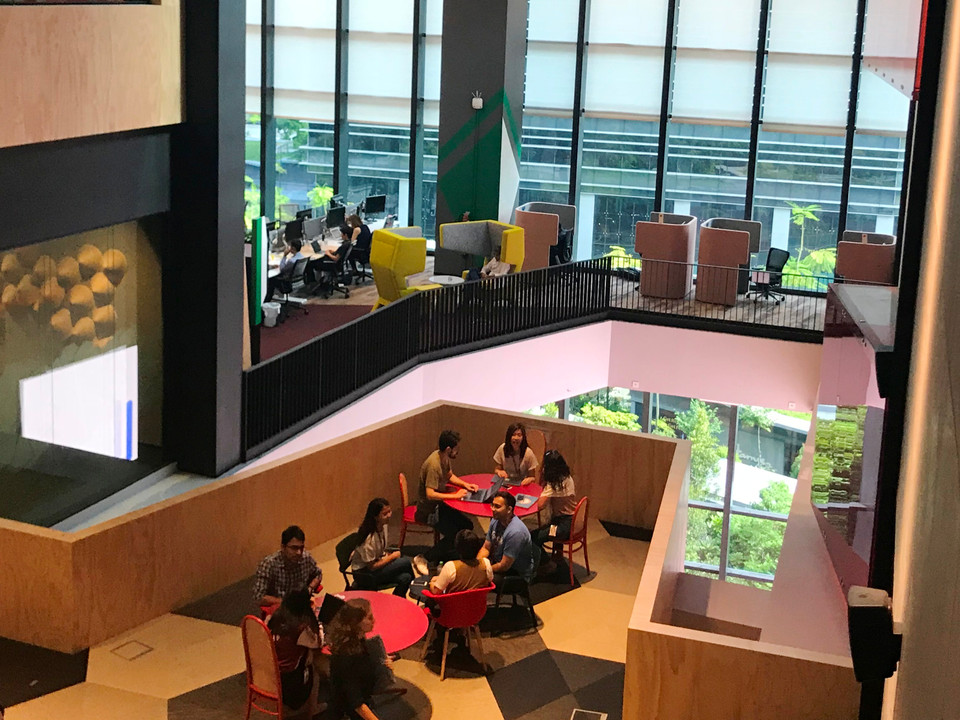 Khu vực chung được thiết kế với không gian mở, nhiều màu sắc vui mắt, mục đích tạo cảm hứng làm việc cho nhân viên. (Ảnh: PV/Vietnam+)