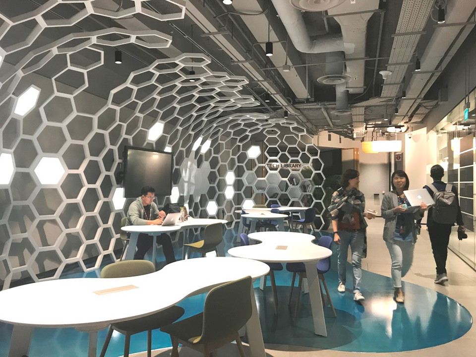 Những khu vực làm việc được thiết kế như không gian vũ trụ, giúp nhân viên phát triển ý tưởng sáng tạo không giới hạn. (Ảnh: PV/Vietnam+)