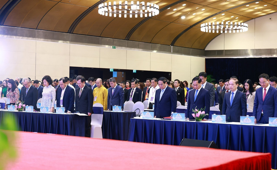 Thủ tướng Phạm Minh Chính và các đại biểu mặc niệm cố Tổng Bí thư Nguyễn Phú Trọng. (Ảnh: Dương Giang/TTXVN)