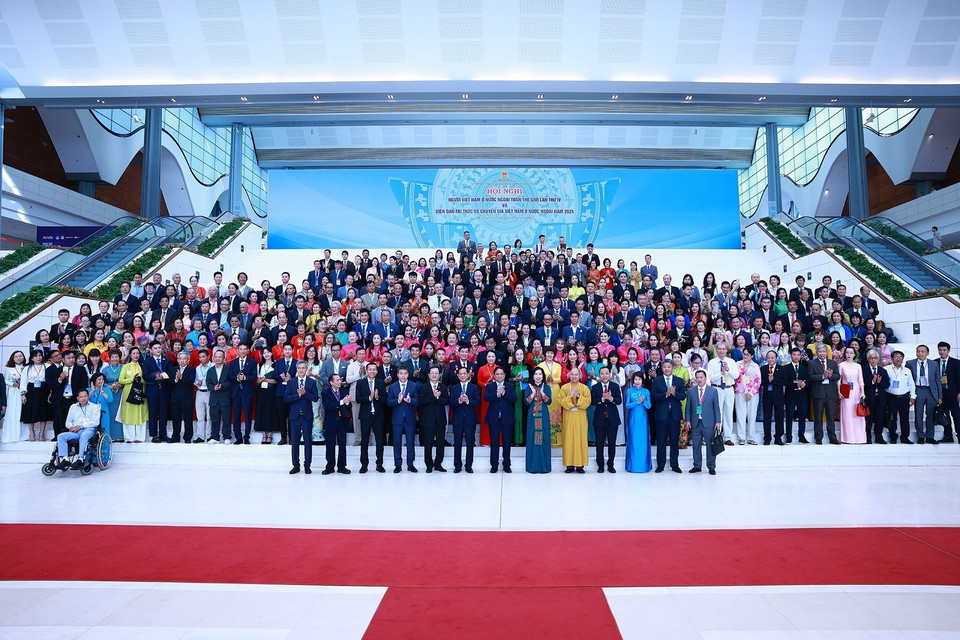 Thủ tướng Phạm Minh Chính với các đại biểu dự Hội nghị người Việt Nam ở nước ngoài trên toàn thế giới lần thứ IV. (Ảnh: Dương Giang/TTXVN)