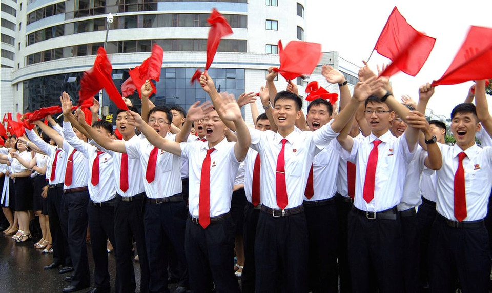 Người dân vẫy cờ ăn mừng. (Nguồn: KCNA)