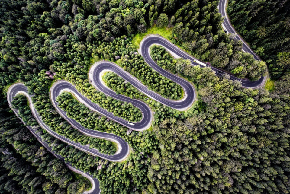 Giải nhì hạng mục ảnh thiên nhiên thuộc về tác phẩm 'Con đường vô tận tới Transylvania' của Calin Stan