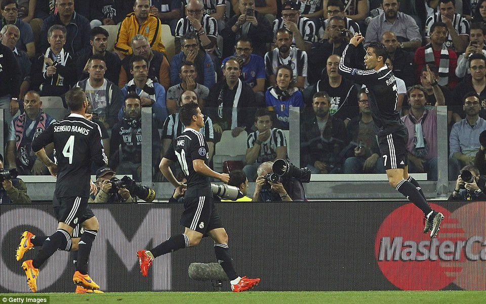 ... khi Ronaldo gỡ hòa 1-1 cho đội khách sau pha đánh đầu cận thành.