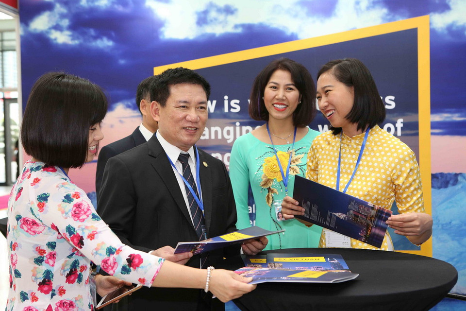 Sáng 17/, tại Trung tâm Hội nghị Quốc gia (Hà Nội), đồng chí Hồ Đức Phớc, Ủy viên Trung ương Đảng, Tổng Kiểm toán Nhà nước, Trưởng Ban Tổ chức Đại hội ASOSAI 14 và các đại biểu tham quan các gian hàng trưng bày tại Đại hội. (Ảnh: Dương Giang/TTXVN)