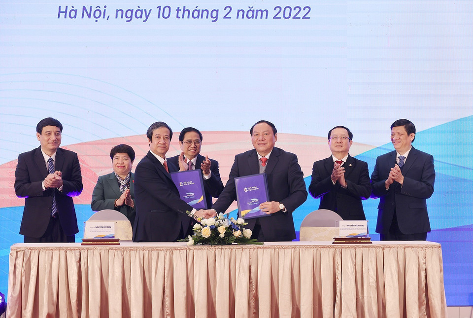 Thủ tướng Phạm Minh Chính chứng kiến lễ ký kết Chương trình phối hợp giữa Bộ Giáo dục và Đào tạo và Bộ Văn hoá Thể thao và Du lịch giai đoạn 2022-2026. (Ảnh: Dương Giang/TTXVN)