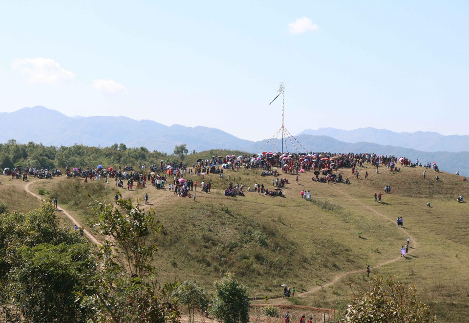 Địa điểm tổ chức phục dựng lễ hội Gầu Tào được chọn lựa tại một quả đồi có diện tích rộng, bằng phẳng tương đối để tiện cho việc tổ chức nghi lễ và các hoạt động văn hóa, thể thao mang tính cộng đồng. (Ảnh: Xuân Tiến/TTXVN)