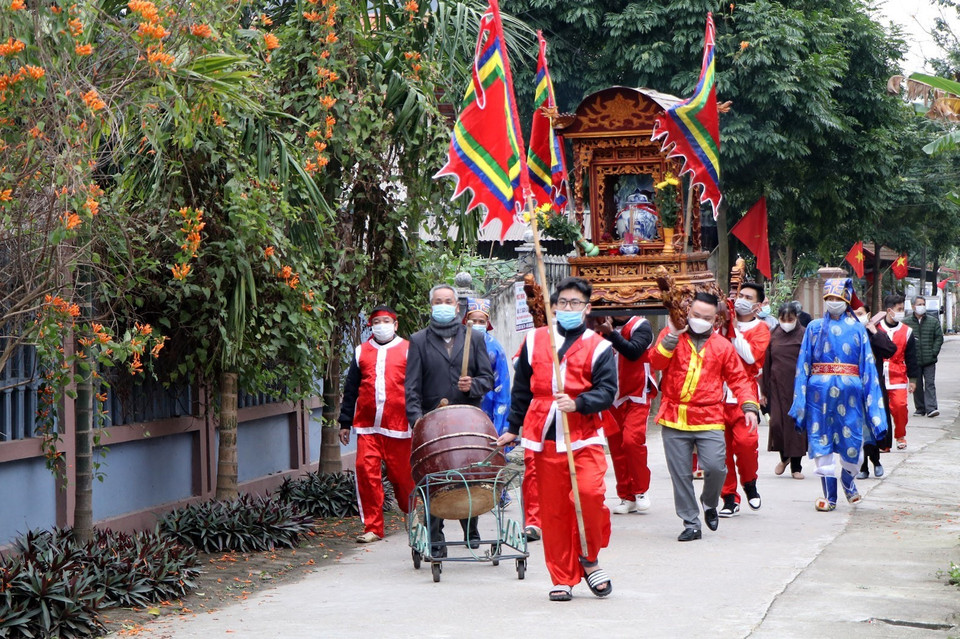 Đoàn rước nước làng Chu Mộ Hạ, phường Bạch Hạc, thành phố Việt Trì, tỉnh Phú Thọ rước nước thiêng về đình làng để phục vụ cho việc thờ cúng trong một năm. (Ảnh: Trung Kiên/TTXVN)