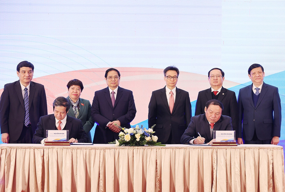 Chiều 10/2 tại Hà Nội, Thủ tướng Phạm Minh Chính dự lễ công bố chương trình sức khỏe học đường giai đoạn 2021-2025 nhằm mục tiêu duy trì, đẩy mạnh hoạt động giáo dục; chăm sóc, bảo vệ, quản lý sức khỏe trẻ em, học sinh trong các cơ sở giáo dục mầm non, phổ thông và trường chuyên biệt nhằm bảo đảm sự phát triển toàn diện về thể chất, tinh thần cho học sinh. (Ảnh: Dương Giang/TTXVN)