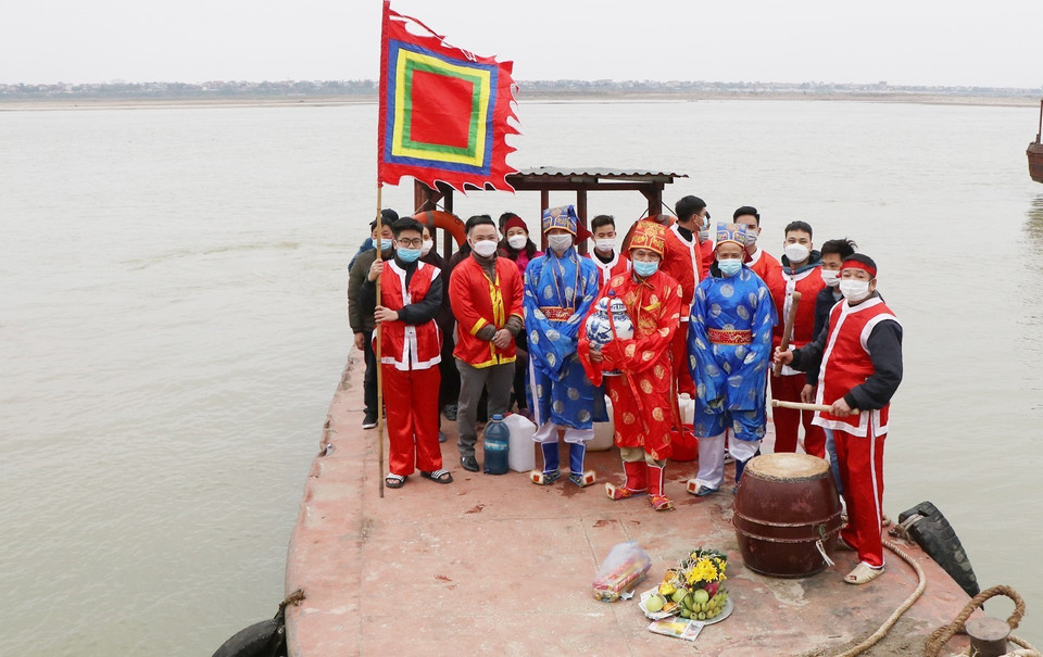 Đoàn rước nước làng Chu Mộ Hạ đi thuyền ra ngã ba sông, nơi hợp lưu của sông Đà, sông Hồng, sông Lô để thực hiện nghi lễ lấy nước. (Ảnh: Trung Kiên/TTXVN)