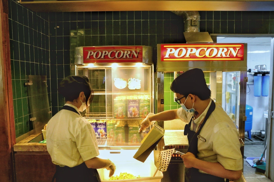 Nhân viên phục vụ chuẩn bị các dịch vụ tiện ích trước khi đón khách. (Ảnh: Tuấn Đức/TTXVN)