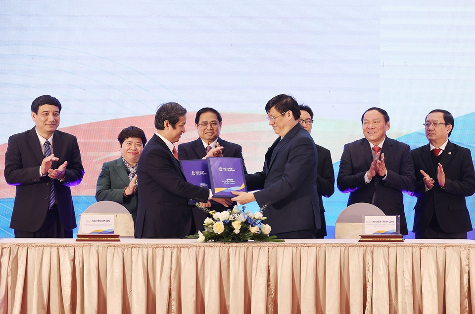 Thủ tướng Phạm Minh Chính chứng kiến lễ ký kết Chương trình phối hợp giữa Bộ Giáo dục và Đào tạo và Bộ Y tế về công tác y tế trường học, chăm sóc sức khoẻ trẻ em, học sinh, sinh viên giai đoạn 2022-2026. (Ảnh: Dương Giang/TTXVN)