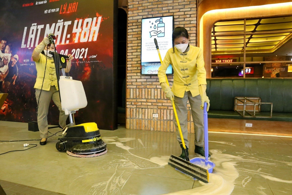 Nhân viên vệ sinh rạp trước khi đón khách. (Ảnh: Tuấn Đức/TTXVN)