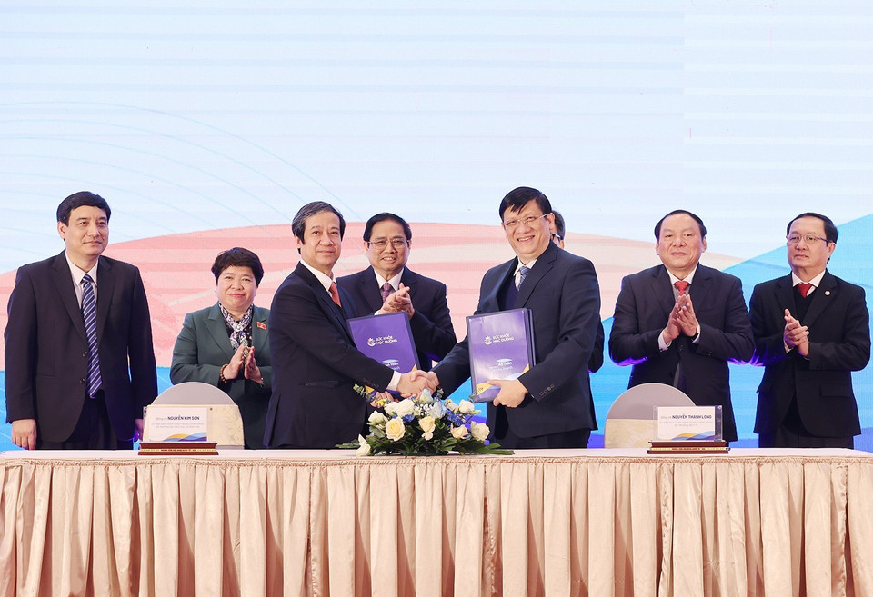 Thủ tướng Phạm Minh Chính chứng kiến lễ ký kết Chương trình phối hợp giữa Bộ Giáo dục và Đào tạo và Bộ Y tế về công tác y tế trường học, chăm sóc sức khoẻ trẻ em, học sinh, sinh viên giai đoạn 2022-2026. (Ảnh: Dương Giang/TTXVN)