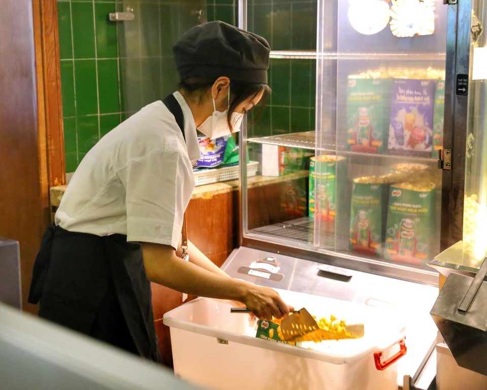 Nhân viên phục vụ chuẩn bị các dịch vụ tiện ích trước khi đón khách. (Ảnh: Tuấn Đức/TTXVN)