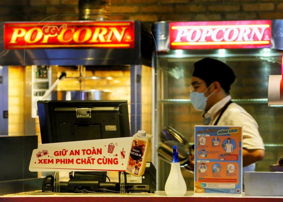 Dung dịch sát khuẩn được chuẩn bị đầy đủ tại quầy vé. (Ảnh: Tuấn Đức/TTXVN)