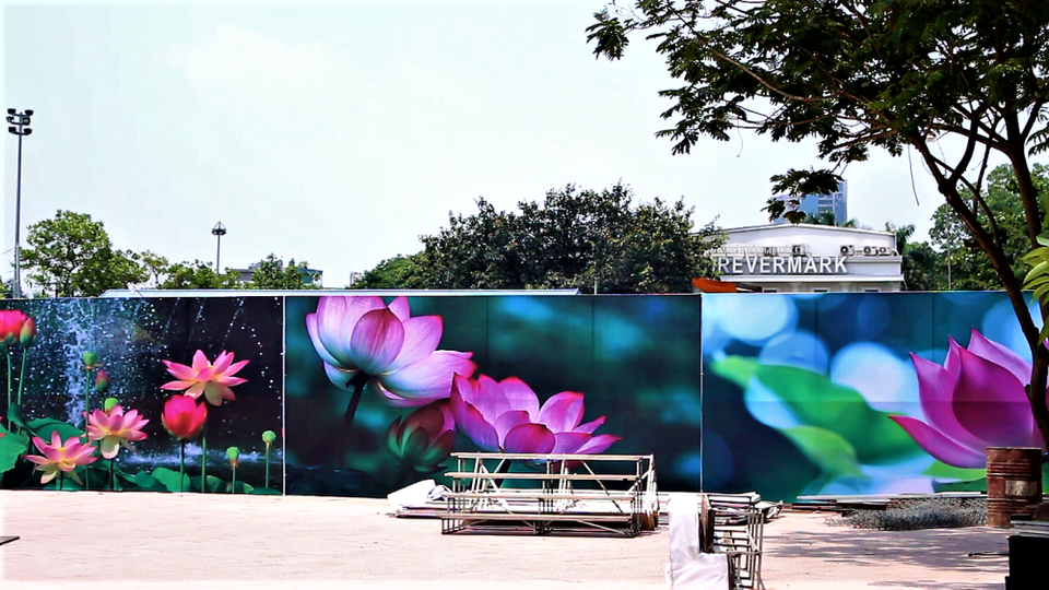 Sân khấu để phục vụ cho chương trình văn nghệ cuối tuần, cũng đang được xây dựng. (Ảnh: Nguyễn Thúy/Vietnam+)