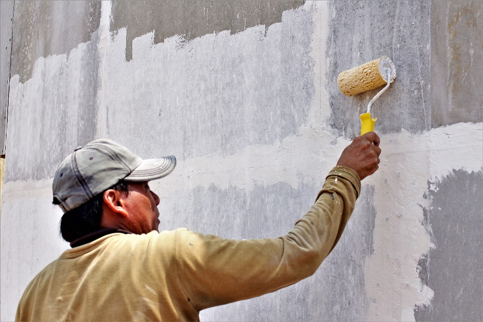 Đội ngũ công nhân đang hoàn thiện nốt nhưng khâu cuối cùng, đảm bảo kịp tiến độ thi công như dự kiến. (Ảnh: Nguyễn Thúy/Vietnam+)