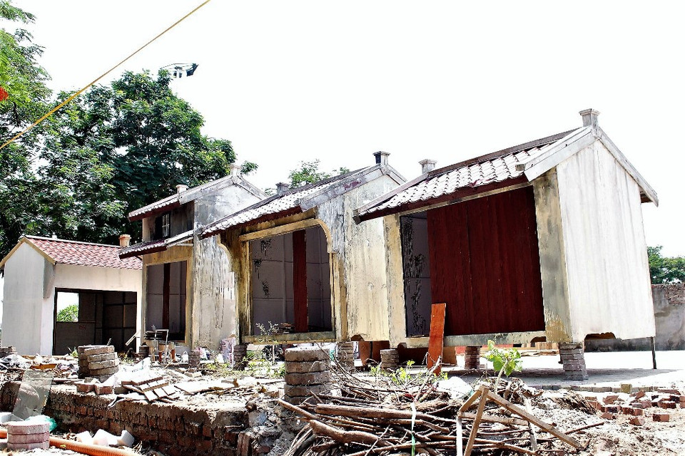 Các gian hàng mô phỏng phong cách nhà cổ, đặc trưng cho lối kiến trúc phố cổ Hà Nội được gấp rút hoàn thành. (Ảnh: Nguyễn Thúy/Vietnam+)