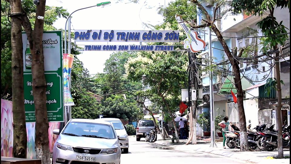 Tuyến phố sẽ được mở đến hết năm 2018, sau đó sẽ xem xét nên mở rộng hay thu hẹp quy mô. (Ảnh: Nguyễn Thúy/Vietnam+)