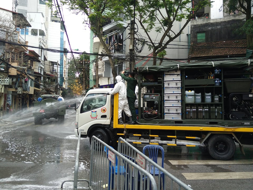 Công việc được triển khai gấp rút nhằm tránh nguy cơ lây lan dịch COVID-19. (Ảnh: Sơn Bách/Vietnam+)