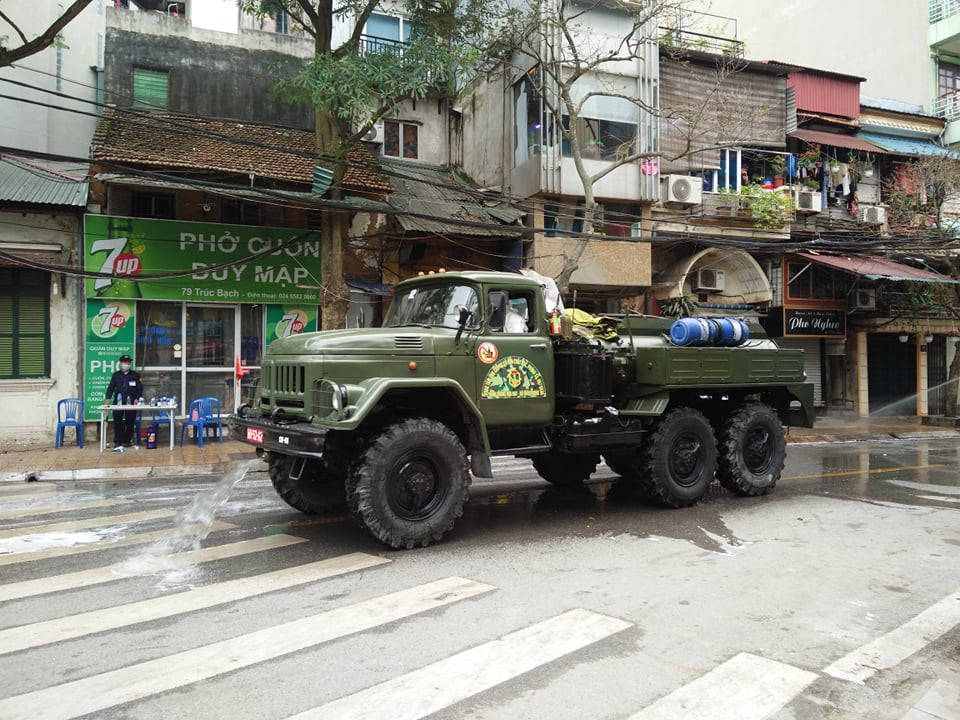 Sáng 7/3, Binh chủng Hóa học đã triển khai lực lượng đến khu vực phố Trấn Vũ, Trúc Bạch sau khi có người nhiễm COVID-19. (Ảnh: Sơn Bách/Vietnam+)