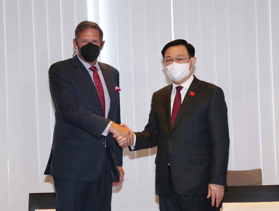 Chủ tịch Quốc hội Vương Đình Huệ và ông Peter R.Lavoy, Giám đốc cấp cao, Khu vực châu Á - Thái Bình Dương của Tập đoàn ExxonMobil tại buổi tiếp. (Ảnh: Doãn Tấn/TTXVN)