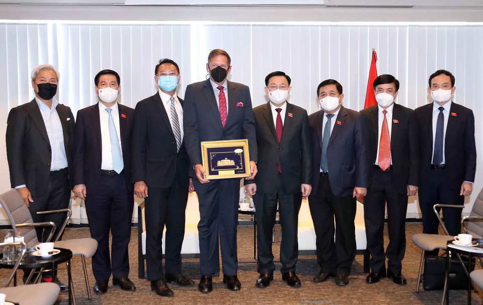 Chủ tịch Quốc hội Vương Đình Huệ và ông Peter R.Lavoy, Giám đốc cấp cao, Khu vực châu Á - Thái Bình Dương của Tập đoàn ExxonMobil tại buổi tiếp. (Ảnh: Doãn Tấn/TTXVN)