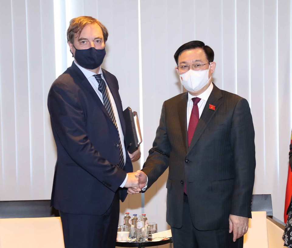 Chủ tịch Quốc hội Vương Đình Huệ tiếp ông Fabien De Jonge, thành viên Hội đồng quản trị Công ty Infra Asia Investment.(Ảnh: Doãn Tấn/TTXVN)