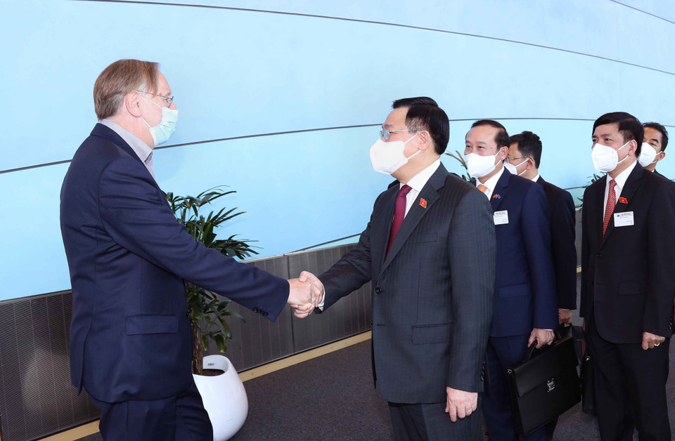 Chủ tịch Quốc hội Vương Đình Huệ với Chủ tịch Ủy ban Thương mại quốc tế Nghị viện Châu Âu Bernd Lange. (Ảnh: Doãn Tấn/TTXVN)