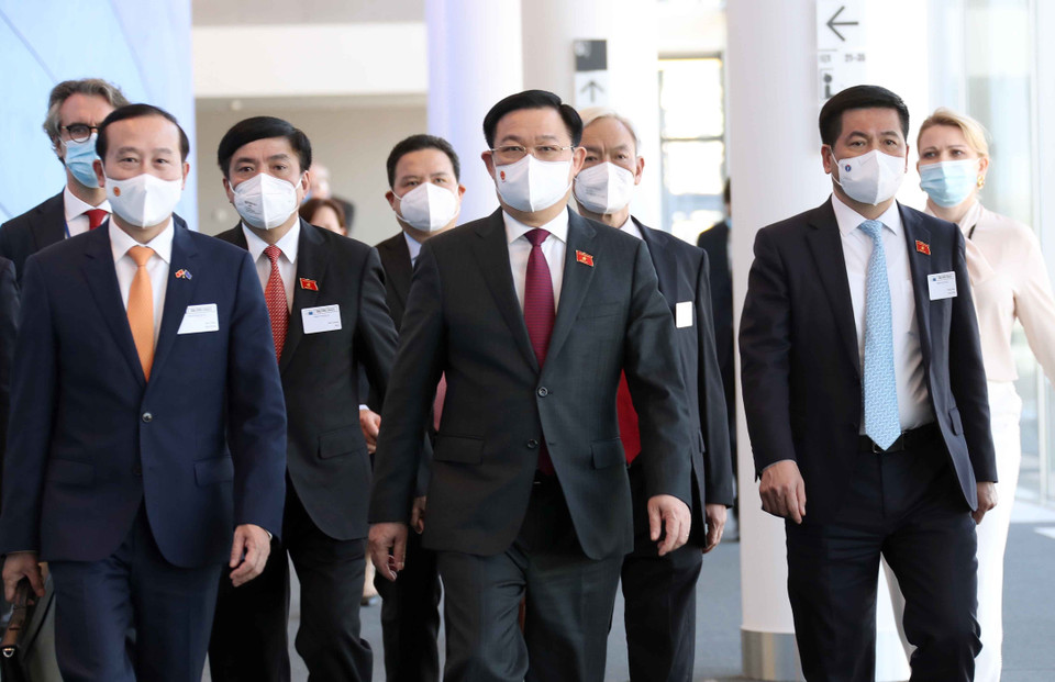 Chủ tịch Quốc hội Vương Đình Huệ làm việc tại Ủy ban Thương mại quốc tế Nghị viện châu Âu. (Ảnh: Doãn Tấn/TTXVN)