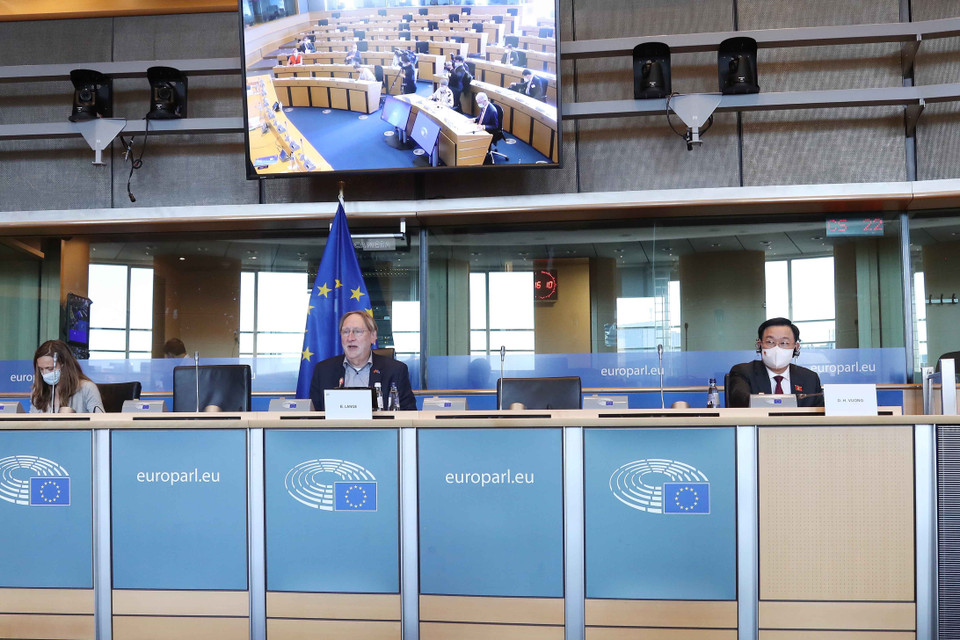 Chủ tịch Quốc hội Vương Đình Huệ làm việc với Chủ tịch Ủy ban Thương mại quốc tế Nghị viện Châu Âu Bernd Lange.(Ảnh: Doãn Tấn/TTXVN)