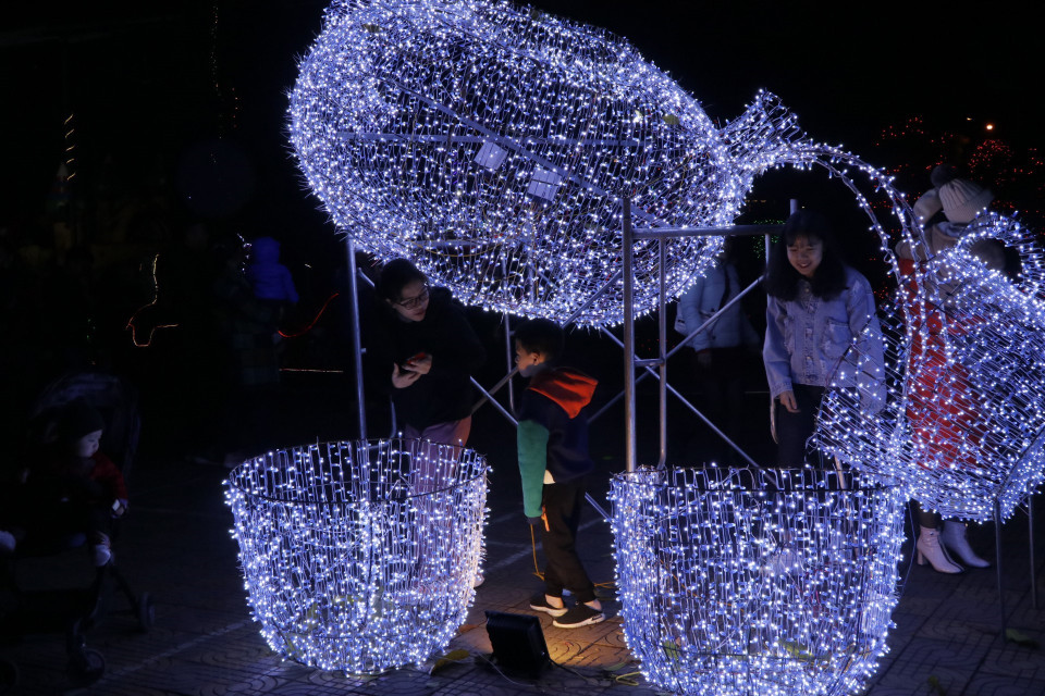 Đông đảo du khách đến tham quan Chương trình Trưng bày ánh sáng nghệ thuật. (Ảnh: Việt Dũng/TTXVN)