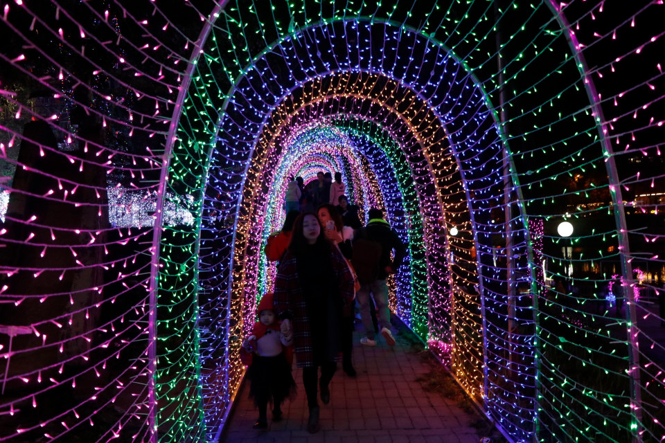 Con đường ánh sáng mê hoặc các bạn trẻ. (Ảnh: Việt Dũng/TTXVN)