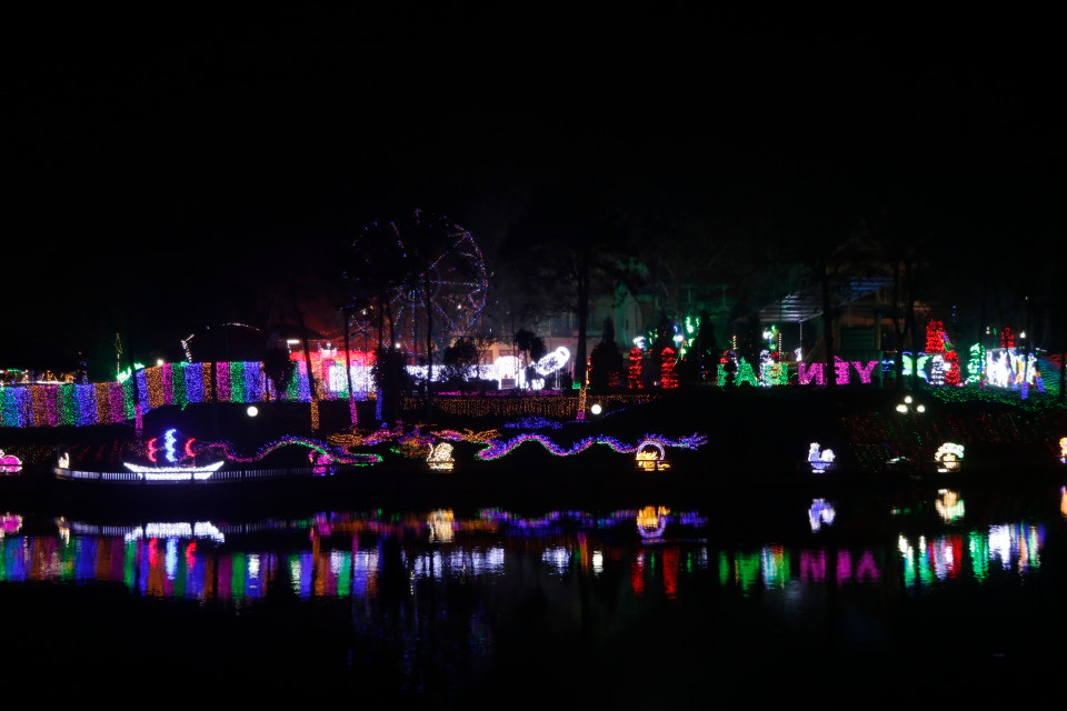 Vũ điệu ánh sáng tại Chương trình Trưng bày ánh sáng nghệ thuật. (Ảnh: Việt Dũng/TTXVN)