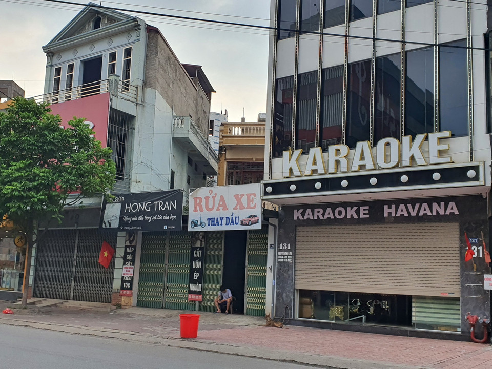 Nhiều cửa hàng không thiết yếu đã đóng cửa từ nhiều ngày nay. (Ảnh: Danh Lam/TTXVN)