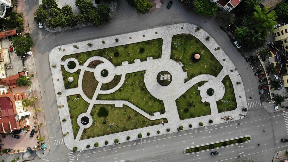  Khu vực Vườn hoa đồng hồ không còn người đi tập thể dục. (Ảnh: Danh Lam/TTXVN)