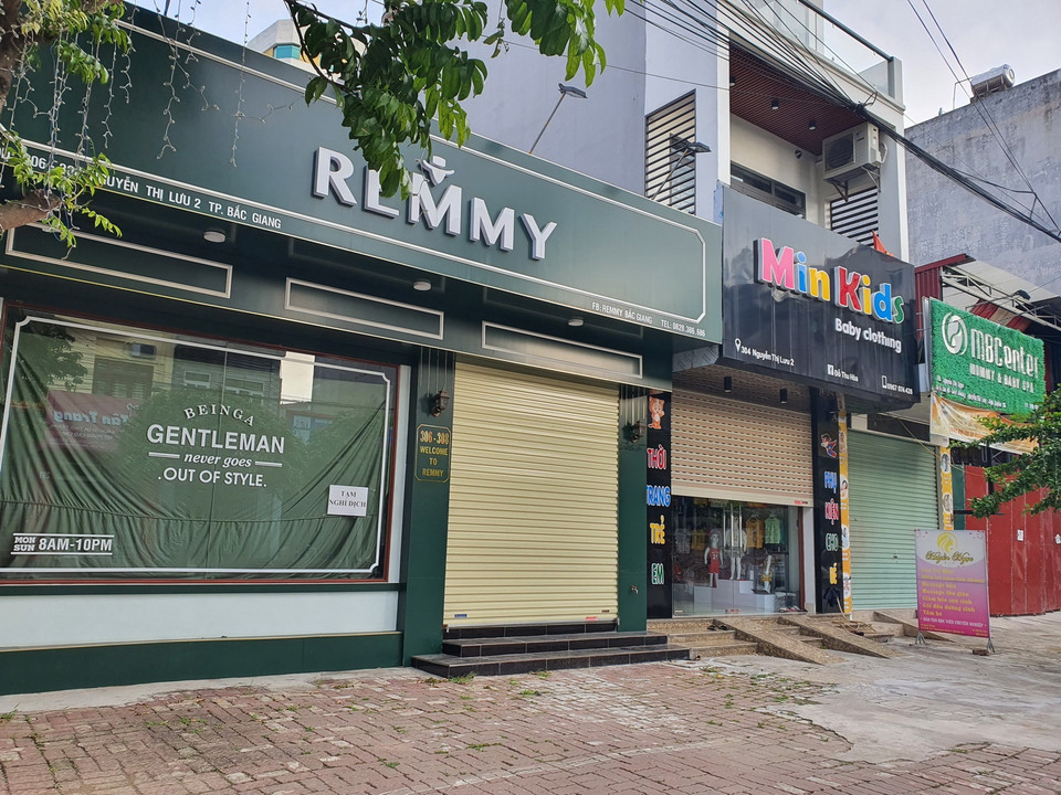 Nhiều cửa hàng không thiết yếu đã đóng cửa từ nhiều ngày nay. (Ảnh: Danh Lam/TTXVN)